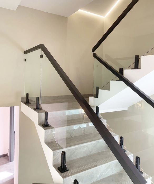 Перила стеклянно  огрождения лестница