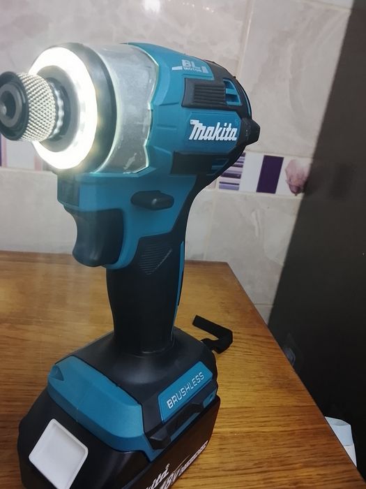 Autofiletanta impact Makita DTD173 cu o baterie de 6a NOU