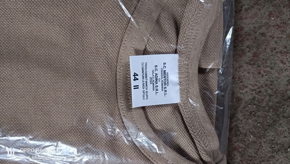 Tricou polo și la baza gatului