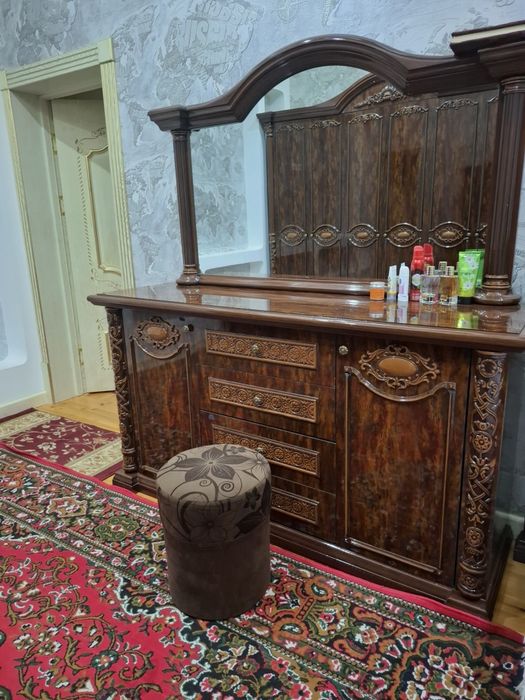 Спальный гарнитур сотилади.