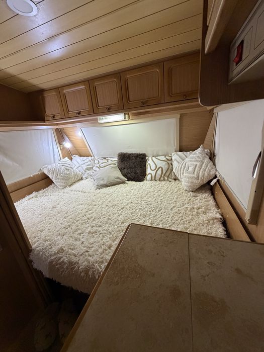 Автодом со спальными зонами и кухней