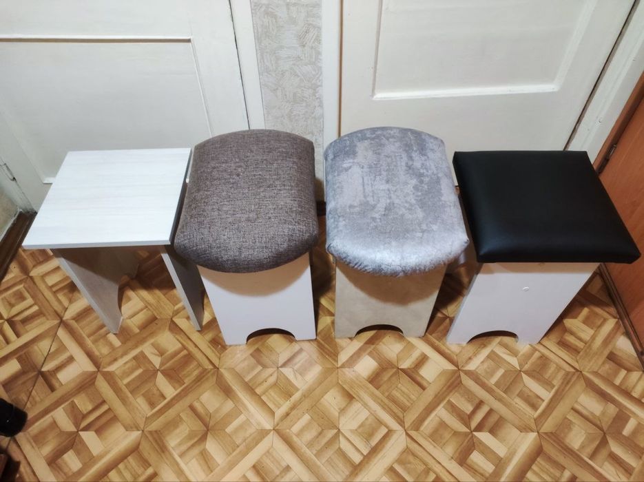 Мягкие табуретки и пуфик