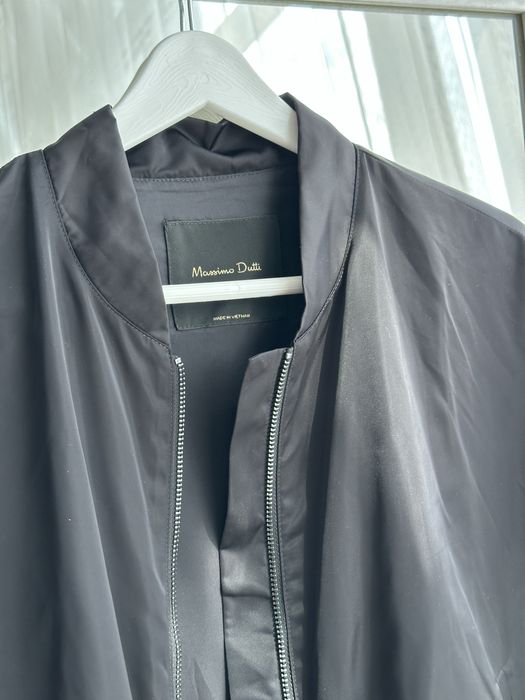 Легкий бомбер от Massimo Dutti