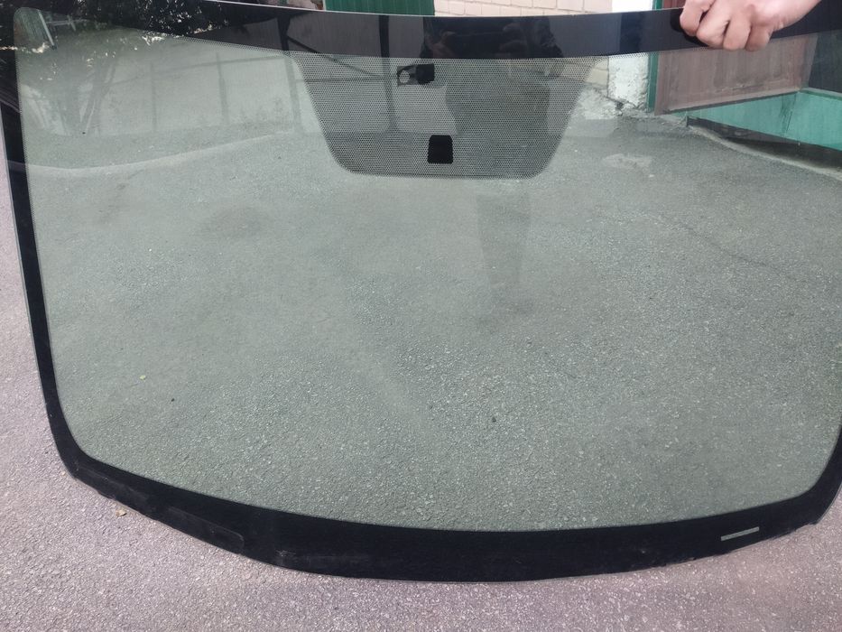Продам лобовое стекло