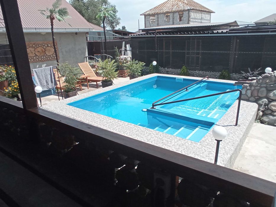 Дом в Ынтымаке с бассейном