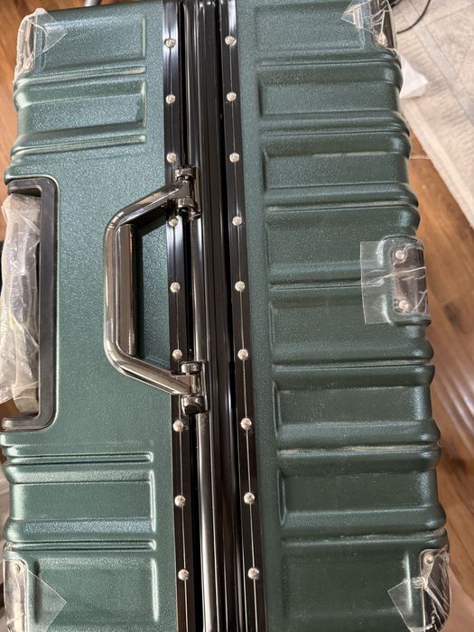 Чемодан большой зеленный