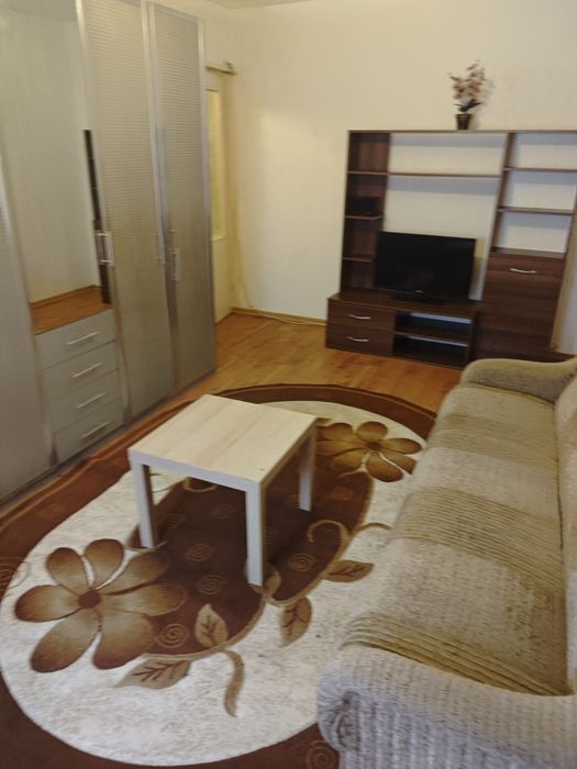 Închiriez apartament