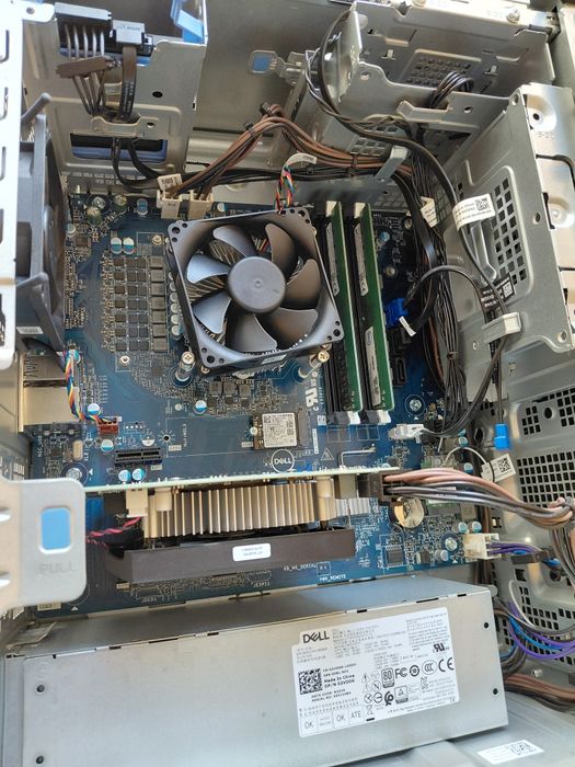 Продавам компютър Dell XPS tower