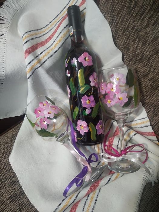 Pahare și sticle cu vin pictate manual