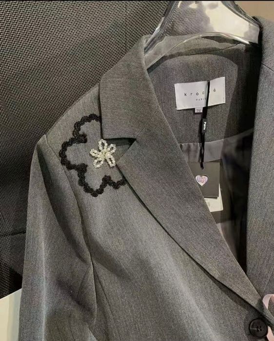 Новый красивый стильный пиджак