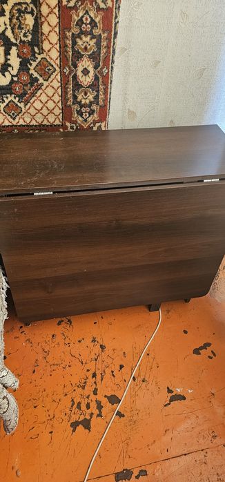 Отдадим стол книжку бесплатно.