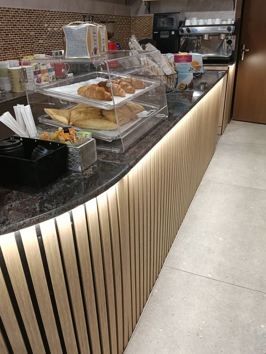 Vând mobilier pentru bar cu blaturi de granit , iluminat led,riflaj inclus în preț