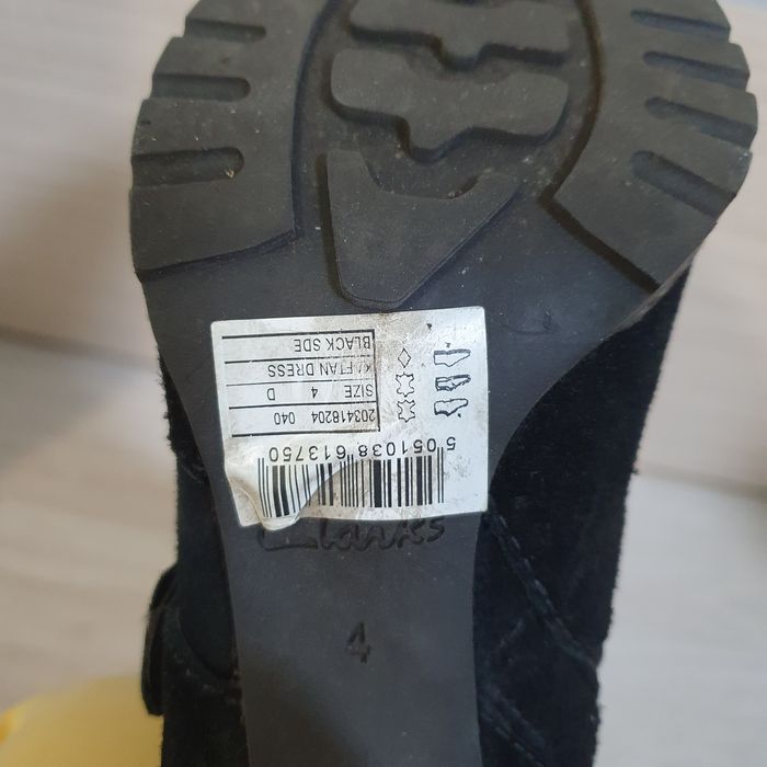 Замшевые зимние сапоги Clarks