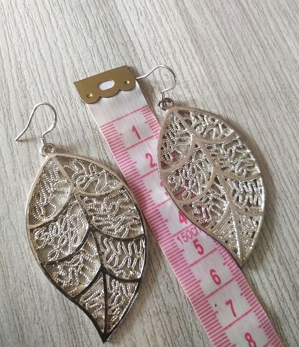 Сребристи обеци , цветни големи и малки цветни в кутия