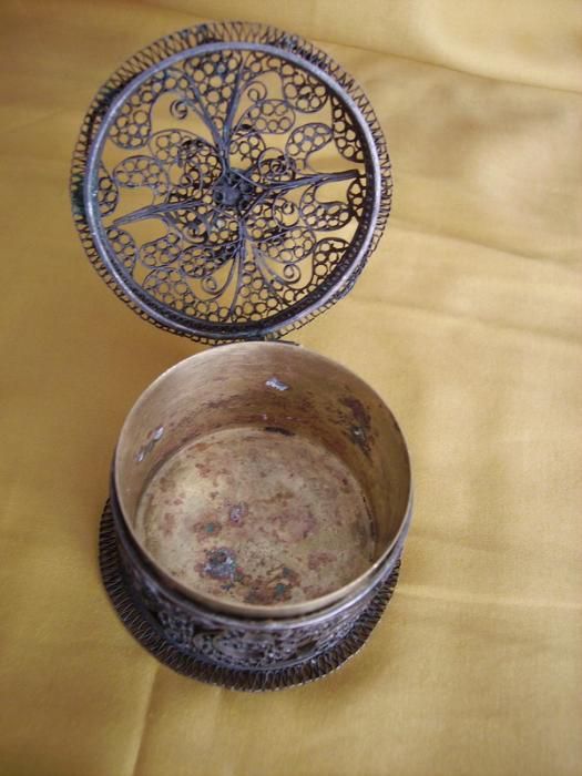 Филигранна сребърна старинна кутийка за бижута и 
 Декантер за вино