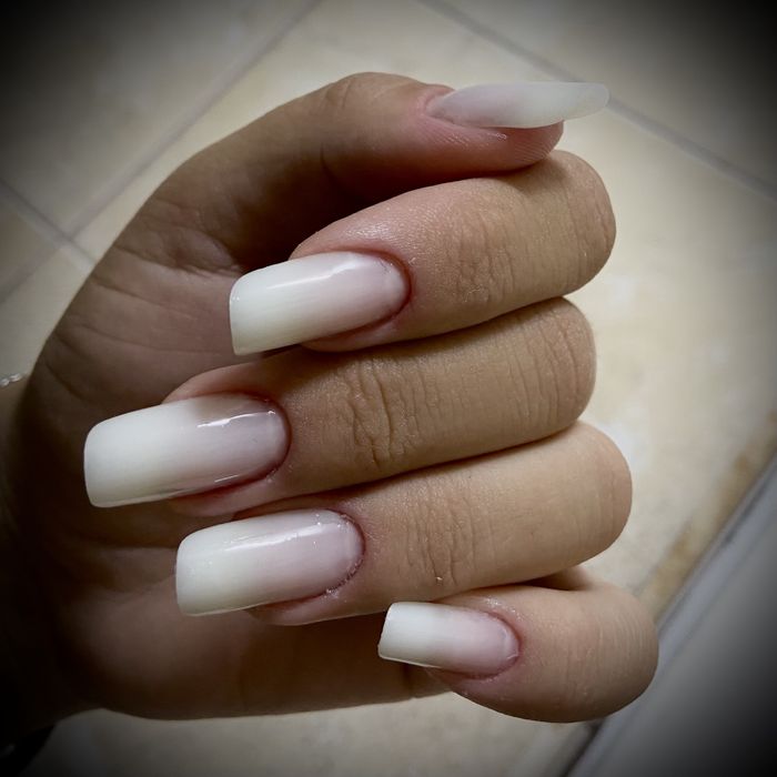 Ofer servicii de manichiura