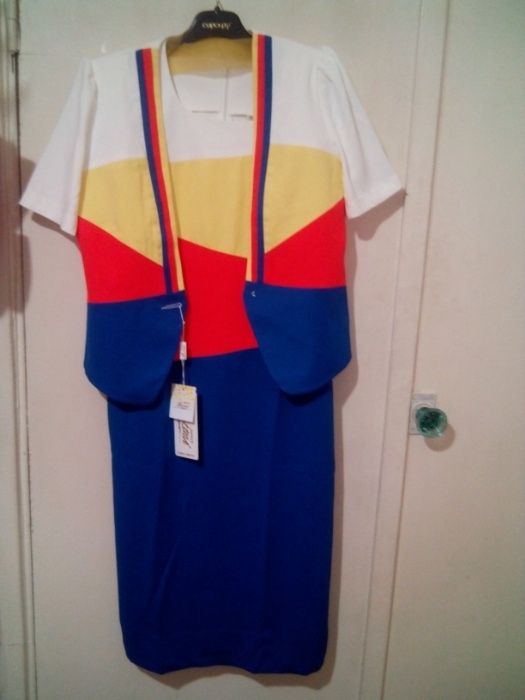 продается костюм..платье и пиджак и другие костюмы