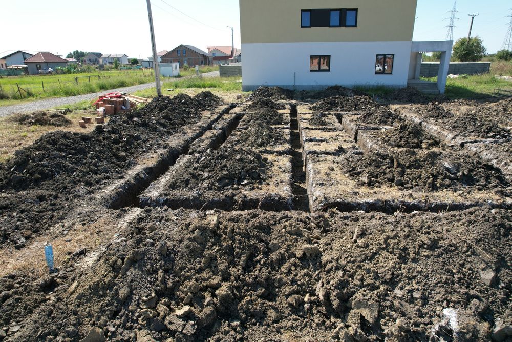 Servicii sapaturi,fundatii  casa gard piscina canalizari drenaje nivelare teren miniexcavator bobcat