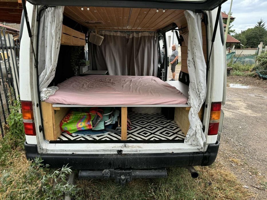 Бус за диво къмпингуване