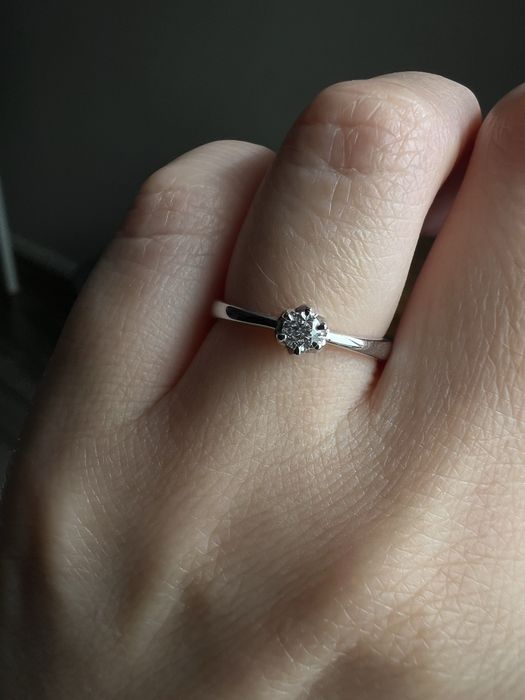 Кольцо с бриллиантом новое