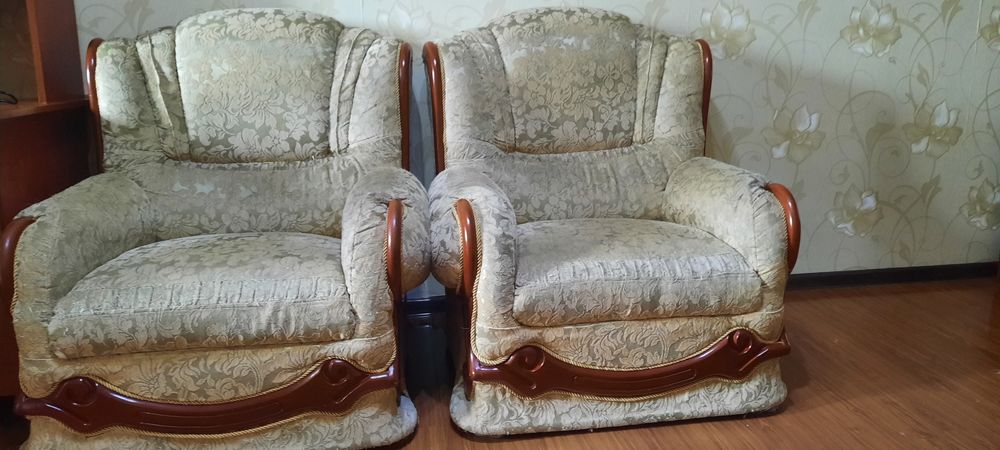 Продаётся 2 удобных кресла бежевого цвета
