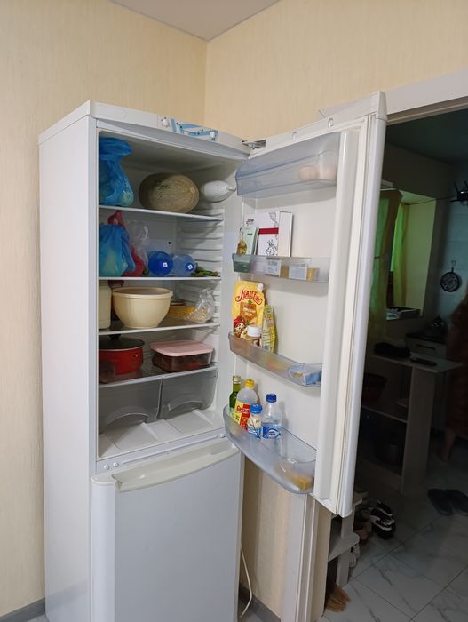 Продаю холодильник индезит