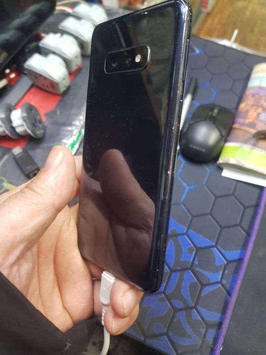 Samsung s10e продам