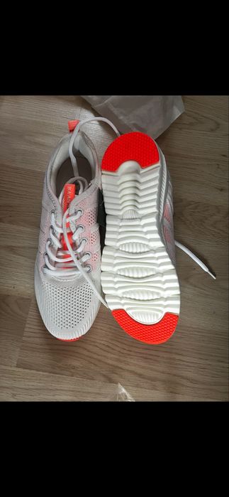 Продам новые кроссовки 38 размера