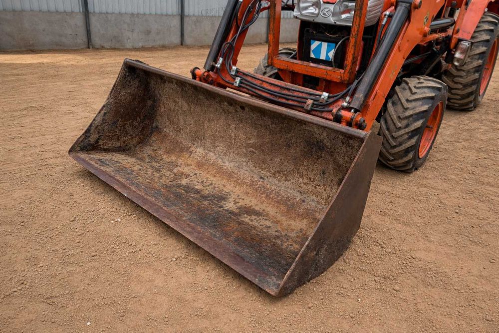 Kubota трактор с челен товарач и багерна Кубота 4x4