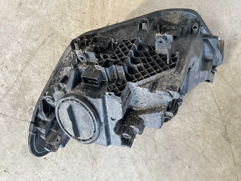 Far dreapta fara xenon Bmw seria 1 F20 - F21 non facelift cod 7229686