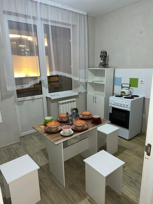 Продаётся кухонный стол и  стулья (табуретки) 4 шт. Почти новые.