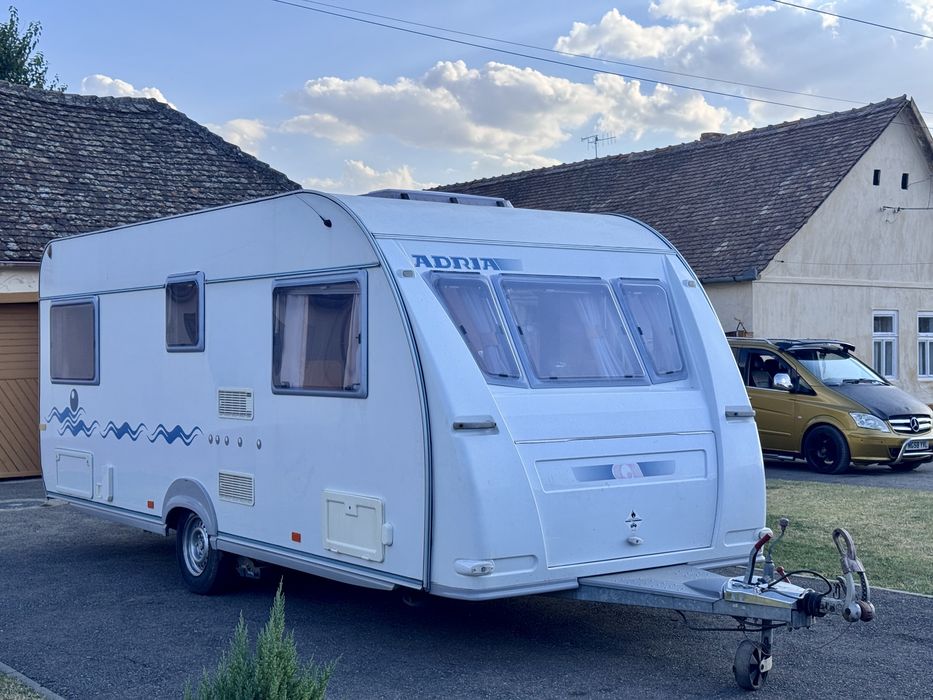 Vând Rulota Adria  Adora 532 UP  Recent inmatriculata  Pat fix matrimonial 4/5 locuri de dormit  2 Spații de dormit Motor mover