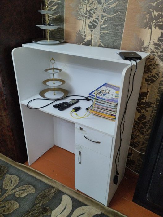 Рецепшин, письменный стол