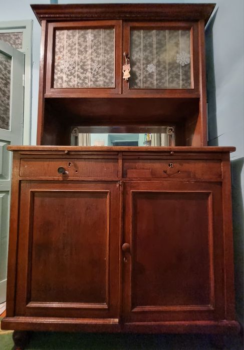 Продам шкаф .комод и компьютерный стол