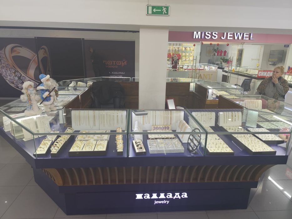 Витрина островок б. У.