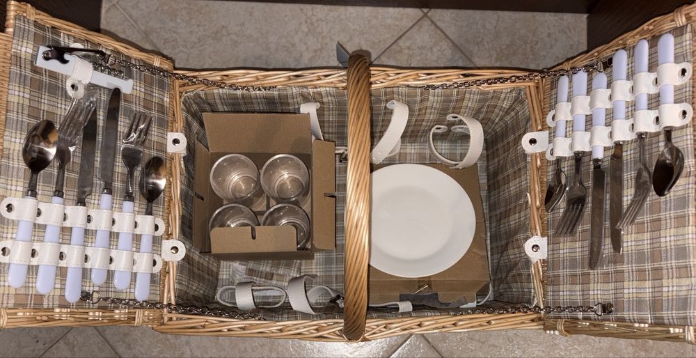 Чисто нова кошница за пикник за 4-ма