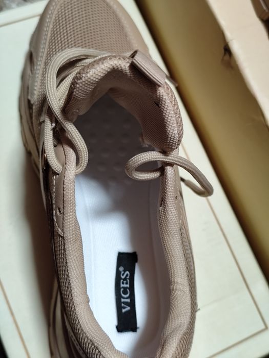 Adidași noi 38. Bej.
