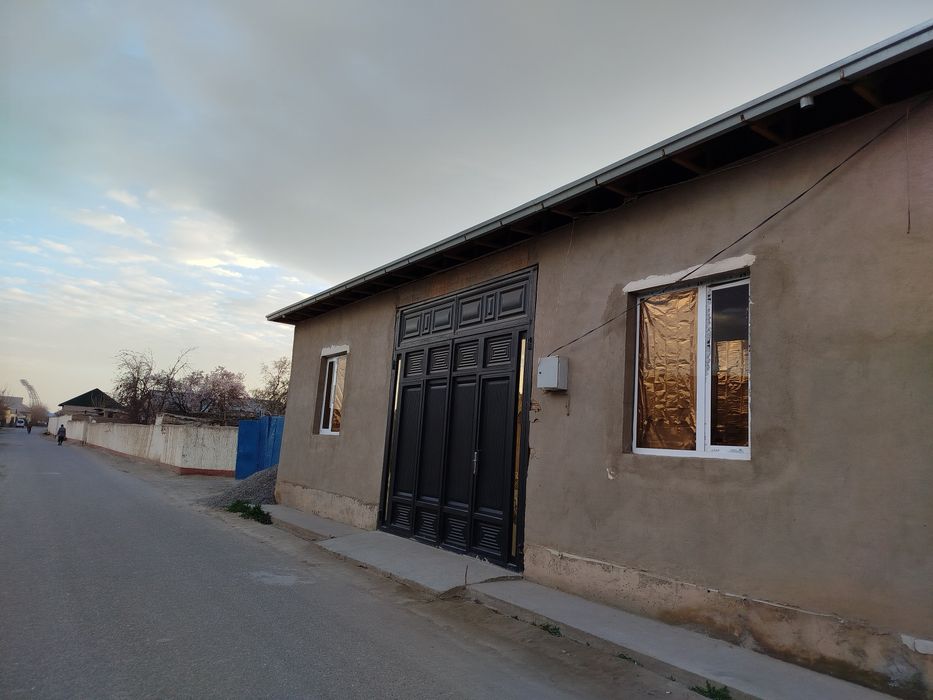Srochni uy sotiladi 5 xonali 3 xonasi bitgan remont tayor 2 xona biton