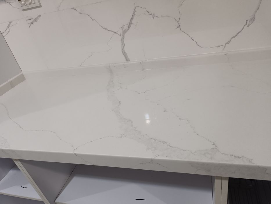 Столешница из кварца и акрила