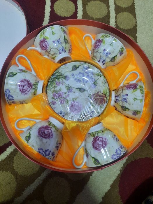 Servis sotiladi yangi juda chiroyli