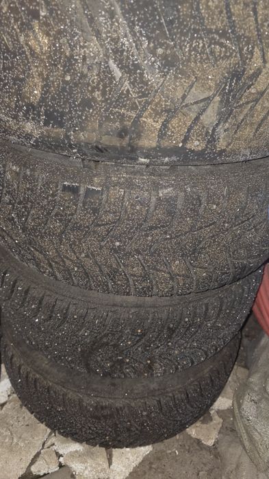 Продам диски с шинами на 215/60R16