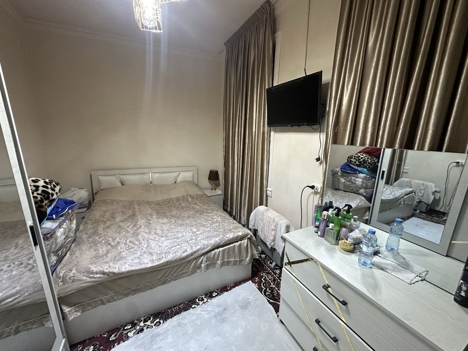 Hovli sotiladi Xishrav Qurgonida 7 sotiq 2 etajli