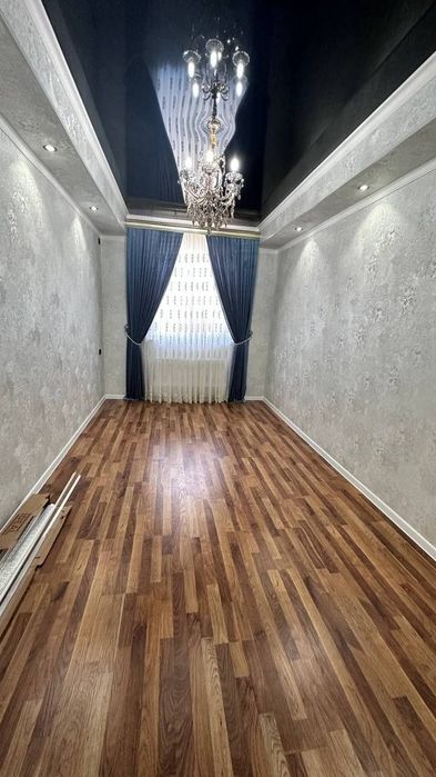 Янги 5каватли домнинг 5етажидаги 3хоналик килинган квартира сотилади