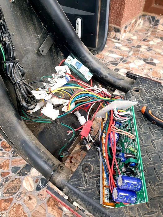 Repar trotinete, triciclete, biciclete și scutere electrice.