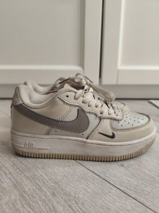 Кроссовки Nike женские.