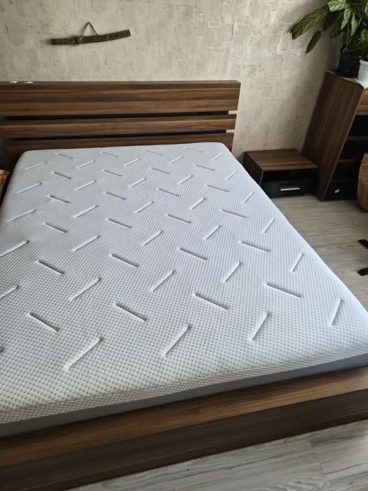 Продавам чисто нова спалня с две нощни шкафчета.