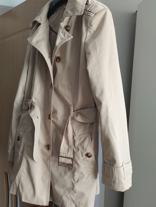 Trenci foarte bine intretinut ,este aproape nou purtat de 2 ori .