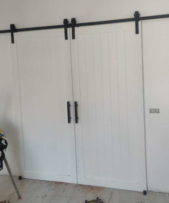 Ușă glisantă tip hambar (barn door), la comandă