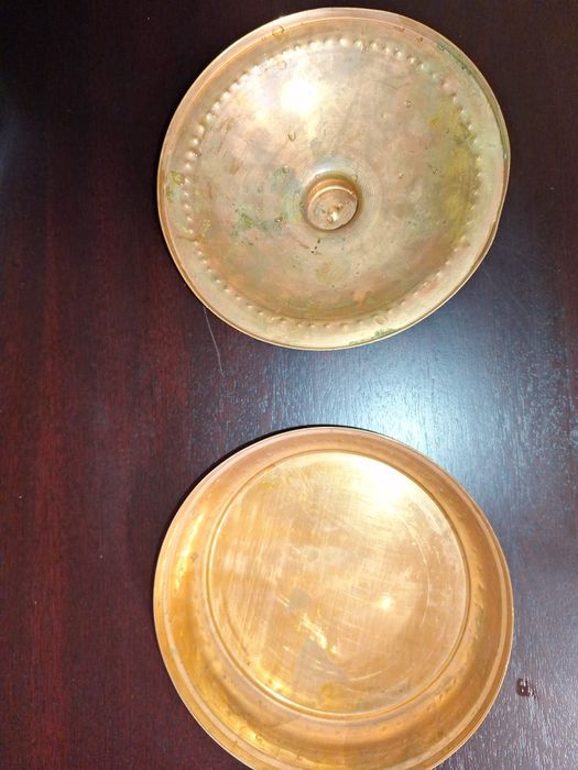 Продавам медна бонбониера