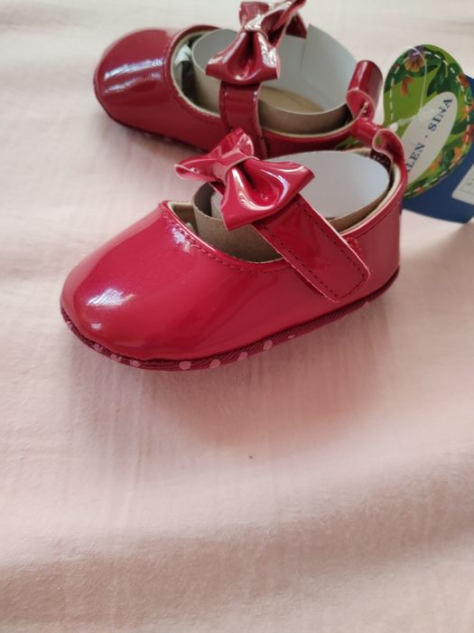 Бебешки червени обувки
